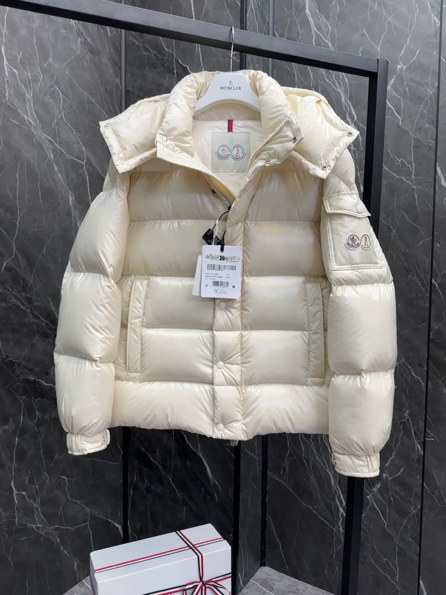 ⬆️Moncler Maya 70 . . Moncler 70 ， 。 ， ， Moncler Maya 70 。 ， 。 Antoni Tudisco 。 Moncler Maya 70 Moncler 70 ， ， 。 Classic ， 、 。 Classic 70 。 • • • • • ， • • • •Moncler Maya 70 Size: 1-5 . Cream White Pink Blue Gray Black D 9890065750